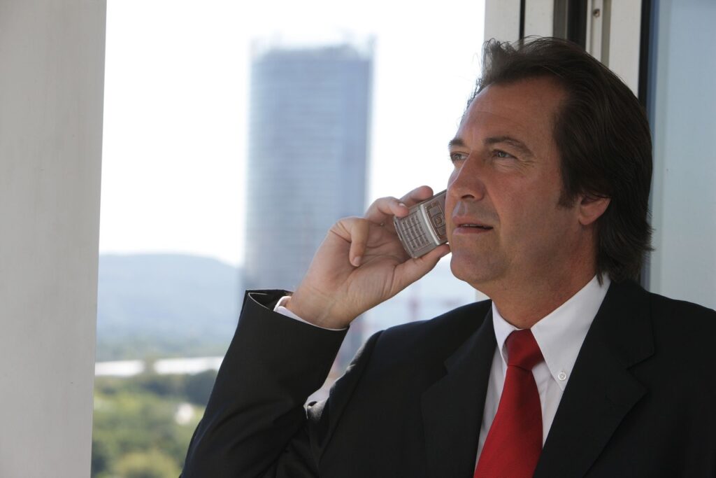 Abogado atendiendo una consulta telefónica en Benítez & Partners